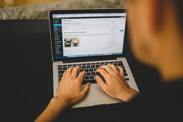 Native ads vs display – różnice, zalety i odbiór reklamy online